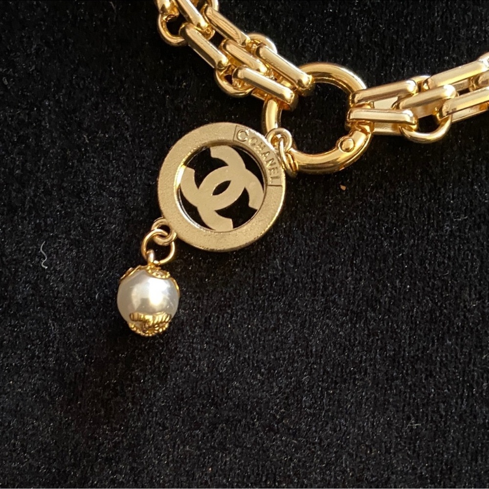 CHANEL Gold-Tone Double CC Pearl Drop Pendant - Picture 7 of 12